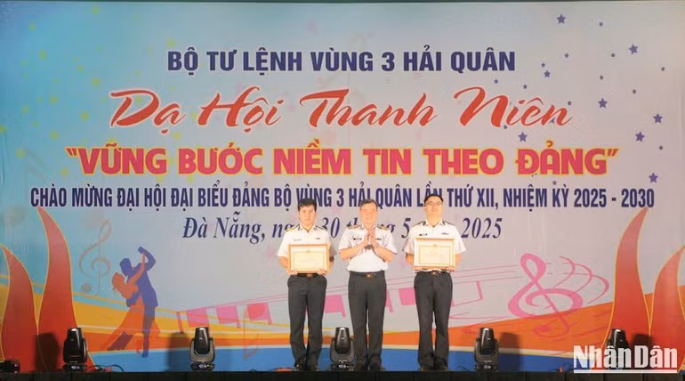 Chuẩn đô Đốc Nguyễn Đăng Tiến, Bí Thư Đảng ủy, Chính ủy Vùng 3 Hải quân trao thưởng cho các tập thể, cá nhân. (Ảnh: ĐÌNH TĂNG) Chuẩn đô Đốc Nguyễn Đăng Tiến, Bí Thư Đảng ủy, Chính ủy Vùng 3 Hải quân trao thưởng cho các tập thể, cá nhân. (Ảnh: ĐÌNH TĂNG)