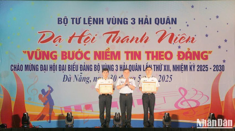 Chuẩn đô Đốc Nguyễn Đăng Tiến, Bí Thư Đảng ủy, Chính ủy Vùng 3 Hải quân trao thưởng cho các tập thể, cá nhân. (Ảnh: ĐÌNH TĂNG) Chuẩn đô Đốc Nguyễn Đăng Tiến, Bí Thư Đảng ủy, Chính ủy Vùng 3 Hải quân trao thưởng cho các tập thể, cá nhân. (Ảnh: ĐÌNH TĂNG)