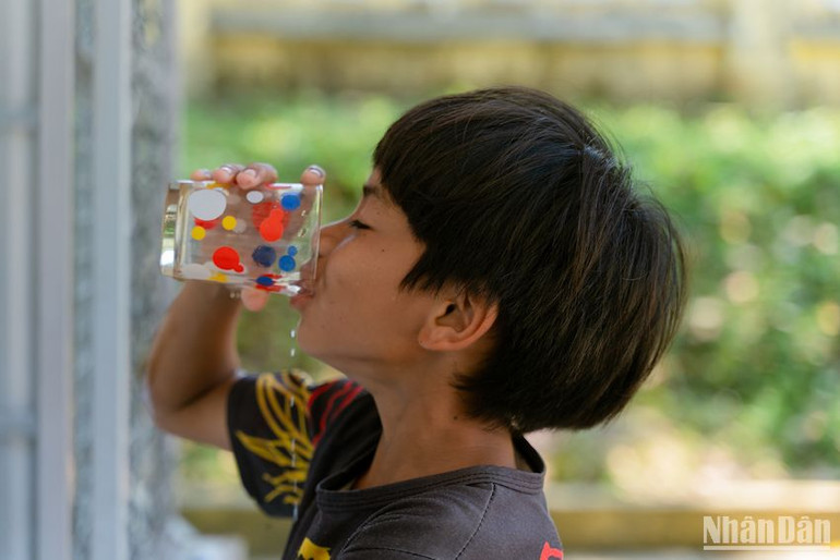 Mỗi hệ thống lọc nước này trị giá cao nhất lên đến 66,4 triệu đồng (tương đương 2.740 USD), có khả năng lọc đến 250 lít mỗi giờ, giúp loại bỏ vi khuẩn, virus, kim loại nặng và các tạp chất độc hại khác.