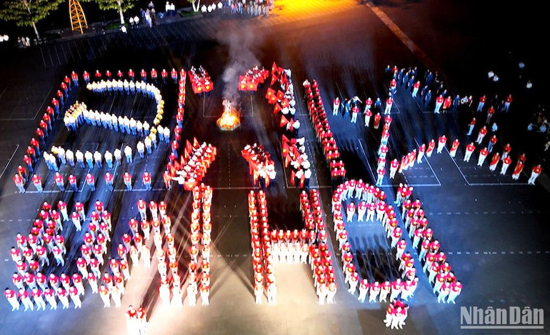 Đoàn viên, thanh niên Vùng 3 Hải quân đồng diễn xếp hình trong đêm dạ hội. (Ảnh: ĐÌNH TĂNG)