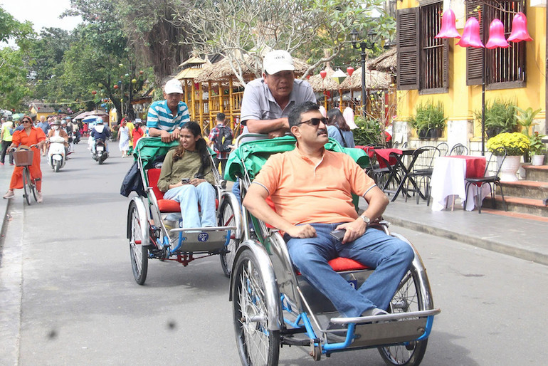 Xe xích-lô - phương tiện được nhiều du khách tham quan Hội An lựa chọn. (Ảnh: ĐÌNH TĂNG)