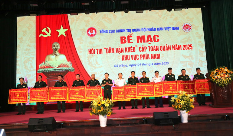 Trung tướng Đỗ Xuân Tụng - Phó chủ nhiệm Tổng cục Chính trị tặng cờ các đơn vị đoạt giải xuất sắc tại Hội thi. (Ảnh: ĐÌNH TĂNG)