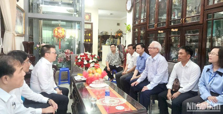 Đồng chí Lê Quốc Minh thăm nhà báo Lê Hoàng Linh. (Ảnh: ĐÌNH TĂNG)