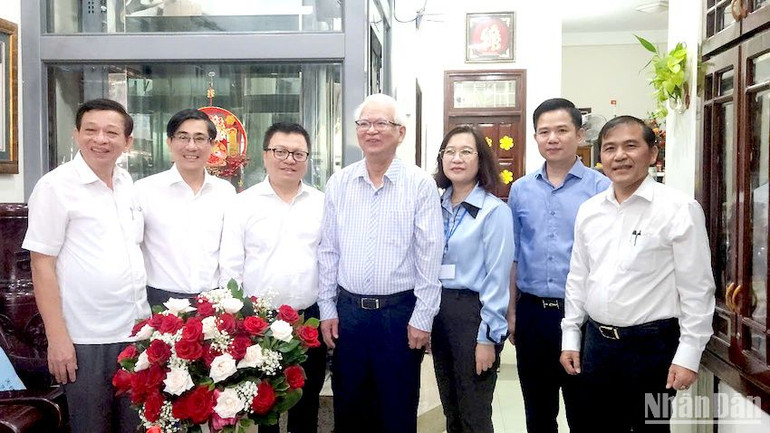 Đồng chí Lê Quốc Minh và các đồng chí cùng đi chụp ảnh lưu niệm với nhà báo lão thành Lê Hoàng Linh. (Ảnh: ĐÌNH TĂNG)