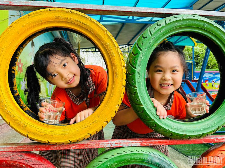 10 hệ thống lọc nước mới được lắp đặt lần này sẽ giúp hơn 2.200 học sinh và đội ngũ giáo viên, nhân viên các trường nêu trên được hưởng lợi trực tiếp từ chương trình này chỉ tính riêng trong năm học 2024-2025.