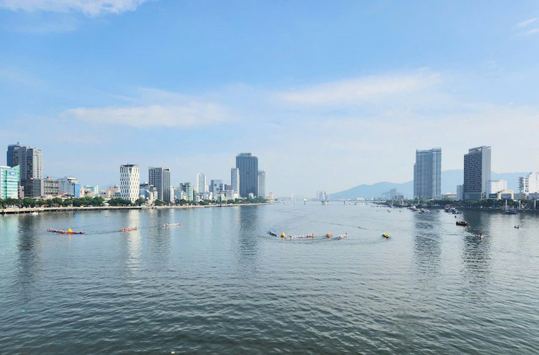 Đua thuyền truyền thống trên sông Hàn. (Ảnh: ĐÌNH TĂNG)