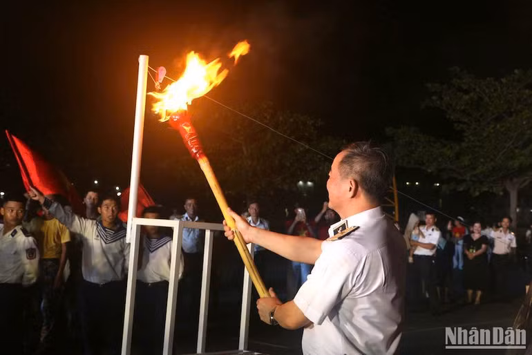 Chuẩn Đô đốc Nguyễn Đăng Tiến, Bí Thư Đảng ủy, Chính ủy Vùng 3 đốt đuốc, trao ngọn lửa cho thế hệ trẻ Vùng 3 Hải quân. (Ảnh: ĐÌNH TĂNG) Chuẩn Đô đốc Nguyễn Đăng Tiến, Bí Thư Đảng ủy, Chính ủy Vùng 3 đốt đuốc, trao ngọn lửa cho thế hệ trẻ Vùng 3 Hải quân. (Ảnh: ĐÌNH TĂNG)