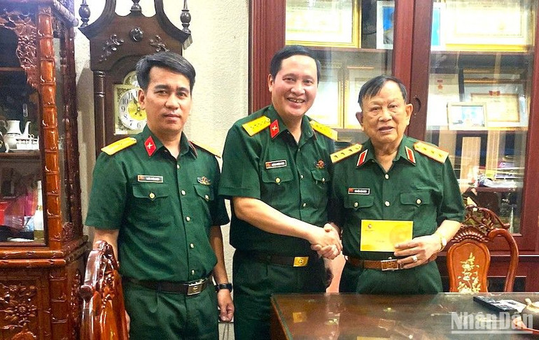 Thừa ủy quyền Bộ Tư lệnh Quân khu 5, Đại tá Dương Hoàng Toán thăm, tặng quà Thượng tướng Nguyễn Văn Được, nguyên Thứ trưởng Quốc phòng.