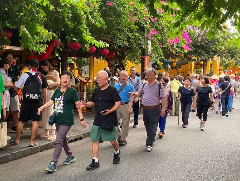 Du khách tham quan phố cổ Hội An. (Ảnh: ĐÌNH TĂNG)