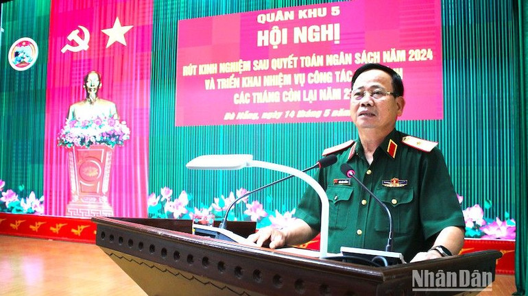 Thiếu tướng Hứa Văn Tưởng - Phó Tư lệnh Quân khu 5 phát biểu tại hội nghị. (Ảnh: ĐÌNH TĂNG)