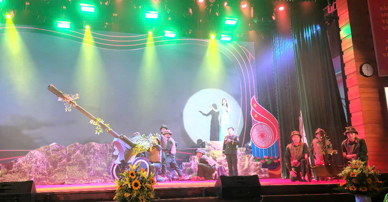 Phần dự thi giới thiệu về đơn vị của đội thi Binh chủng Pháo binh. (Ảnh: ĐÌNH TĂNG)