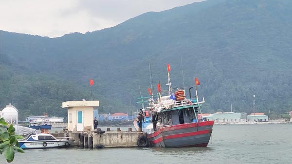 Các tàu cá xuất bến được Trạm Biên phòng Mân Quang kiểm tra, làm thủ tục xuất bến và được hướng dẫn để đánh bắt an toàn.