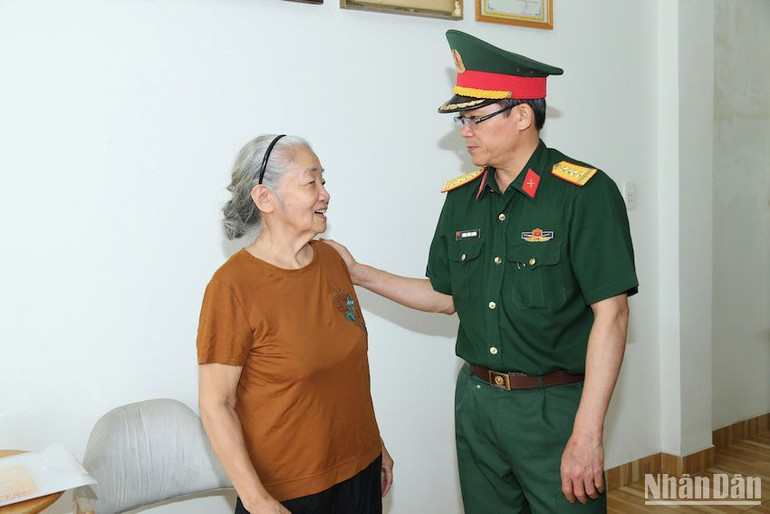 Đại tá Lương Đình Chung thăm hỏi thân nhân các đồng chí nguyên thủ trưởng Bộ Tư lệnh Quân khu đã từ trần.