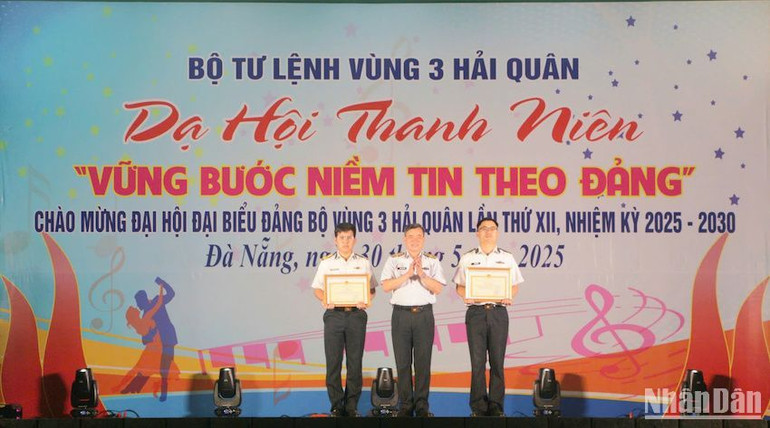 Chuẩn đô Đốc Nguyễn Đăng Tiến, Bí Thư Đảng ủy, Chính ủy Vùng 3 Hải quân trao thưởng cho các tập thể, cá nhân. (Ảnh: ĐÌNH TĂNG)