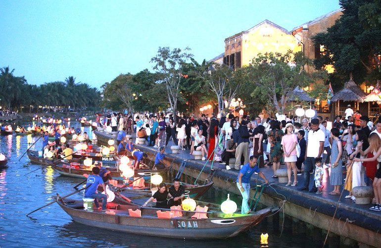 Du khách tham gia thả hoa đăng trên sông Hoài (Hội An). (Ảnh: Đình Tăng) Du khách tham gia thả hoa đăng trên sông Hoài (Hội An). (Ảnh: Đình Tăng)