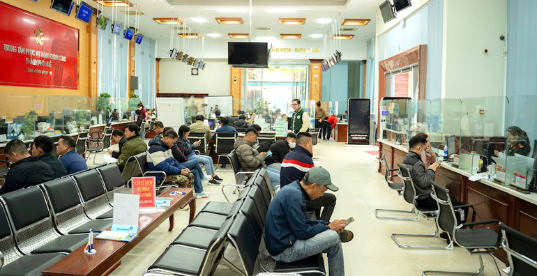 Đông đảo người dân, đại diện các doanh nghiệp đến giải quyết thủ tục hành chính tại bộ phận một cửa Ủy ban nhân dân thành phố Huế. (Ảnh: HOÀNG OANH) Đông đảo người dân, đại diện các doanh nghiệp đến giải quyết thủ tục hành chính tại bộ phận một cửa Ủy ban nhân dân thành phố Huế. (Ảnh: HOÀNG OANH)