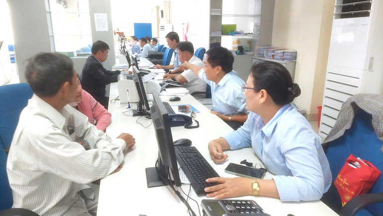 Người dân hài lòng trước việc cán bộ tại bộ phận một cửa các địa phương tiếp xúc, trả lời các vấn đề mà người dân quan tâm liên quan đến thủ tục hành chính. (Ảnh: PHƯƠNG NAM) Người dân hài lòng trước việc cán bộ tại bộ phận một cửa các địa phương tiếp xúc, trả lời các vấn đề mà người dân quan tâm liên quan đến thủ tục hành chính. (Ảnh: PHƯƠNG NAM)