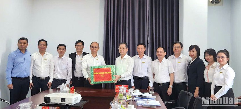 Đồng chí Nguyễn Văn Quảng và các thành viên Đoàn công tác tặng quà Ban lãnh đạo Trung tâm Công nghệ sinh học Đà Nẵng sau buổi làm việc. (Ảnh: ĐÌNH TĂNG) Đồng chí Nguyễn Văn Quảng và các thành viên Đoàn công tác tặng quà Ban lãnh đạo Trung tâm Công nghệ sinh học Đà Nẵng sau buổi làm việc. (Ảnh: ĐÌNH TĂNG)