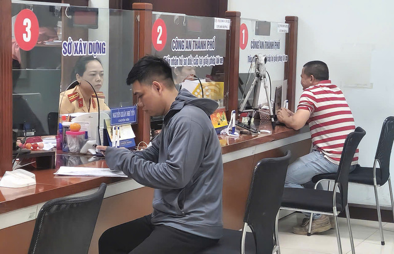 Trung tâm giao dịch hành chính công thành phố Đà Nẵng tiếp đón, giải quyết thủ tục hành chính cho người dân và doanh nghiệp. (Ảnh: ĐÌNH TĂNG)