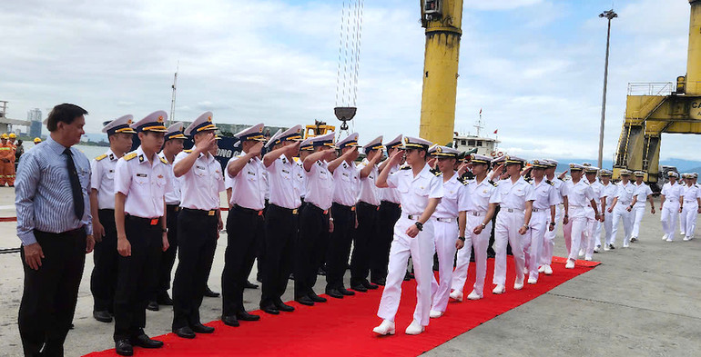 Thủy thủ đoàn tàu huấn luyện Suzunami và cán bộ, chiến sĩ các đơn vị có liên quan của Việt Nam tại Đà Nẵng chào xã giao tại Lễ đón tàu. (Ảnh: ĐÌNH TĂNG)