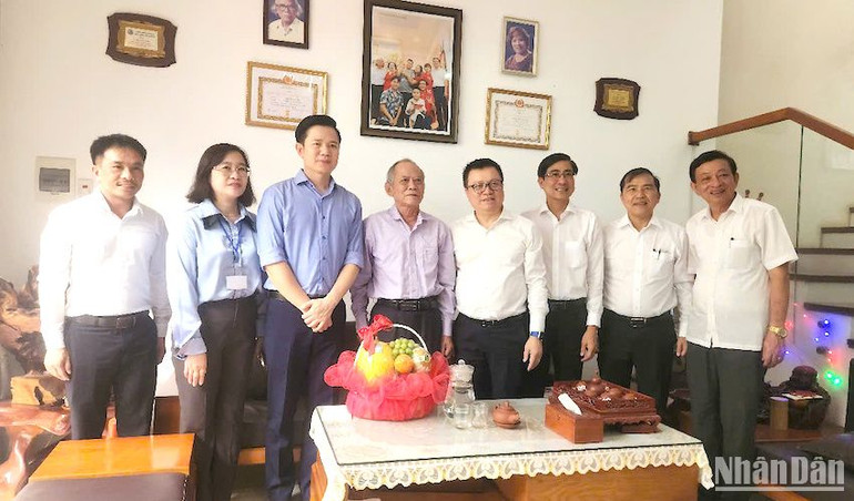 Đồng chí Lê Quốc Minh và các đồng chí cùng đi chụp ảnh lưu niệm với nhà báo lão thành Ngô Quy Nhơn. (Ảnh: ĐÌNH TĂNG)