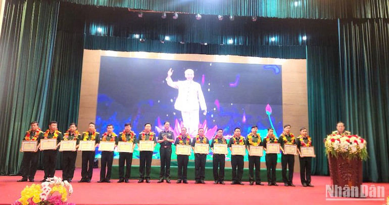 Tại Hội nghị, lãnh đạo Đảng ủy Quân đoàn 34 đã tuyên dương và tặng Bằng khen cho 15 tập thể và 24 cá nhân vì đã có thành tích xuất sắc trong thực hiện Chỉ thị số 05-CT/TW. (Ảnh: ĐÌNH TĂNG) Tại Hội nghị, lãnh đạo Đảng ủy Quân đoàn 34 đã tuyên dương và tặng Bằng khen cho 15 tập thể và 24 cá nhân vì đã có thành tích xuất sắc trong thực hiện Chỉ thị số 05-CT/TW. (Ảnh: ĐÌNH TĂNG)