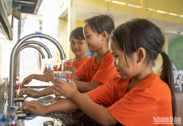 Hiện nay, một số trường học tại các huyện miền núi chưa có nguồn nước sạch để sử dụng, việc tiếp cận nguồn nước ổn định và bảo đảm vệ sinh còn khó khăn.
