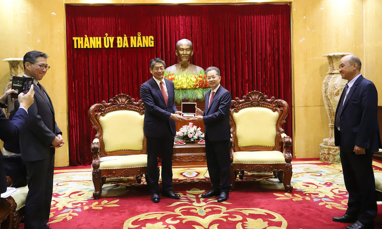 Bí thư Thành ủy Đà Nẵng Nguyễn Văn Quảng tặng quà lưu niệm Ngài Đại sứ Nhật Bản Ito Naoki.(Ảnh: ĐÌNH TĂNG)