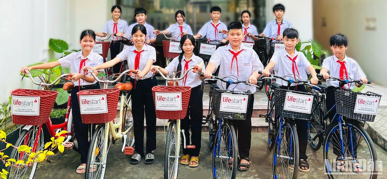 Các em học sinh nghèo hiếu học tại thị xã Điện Bàn trong buổi lễ nhận xe. (Ảnh: ĐÌNH TĂNG)