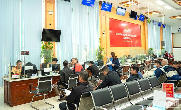 Người dân giao dịch các thủ tục hành chính tại bộ phận một cửa Ủy ban nhân dân thành phố Huế. (Ảnh: HOÀNG OANH)