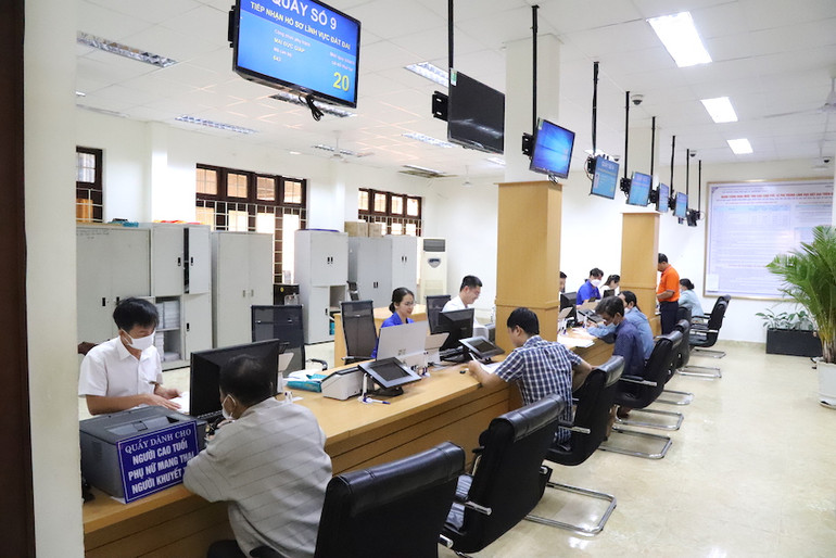 Các cơ quan công quyền giải quyết thủ tục hành chính của người dân ngày càng được trang bị máy móc, phương tiện hiện đại để phục vụ công vụ. (Ảnh: CÔNG LÝ) Các cơ quan công quyền giải quyết thủ tục hành chính của người dân ngày càng được trang bị máy móc, phương tiện hiện đại để phục vụ công vụ. (Ảnh: CÔNG LÝ)
