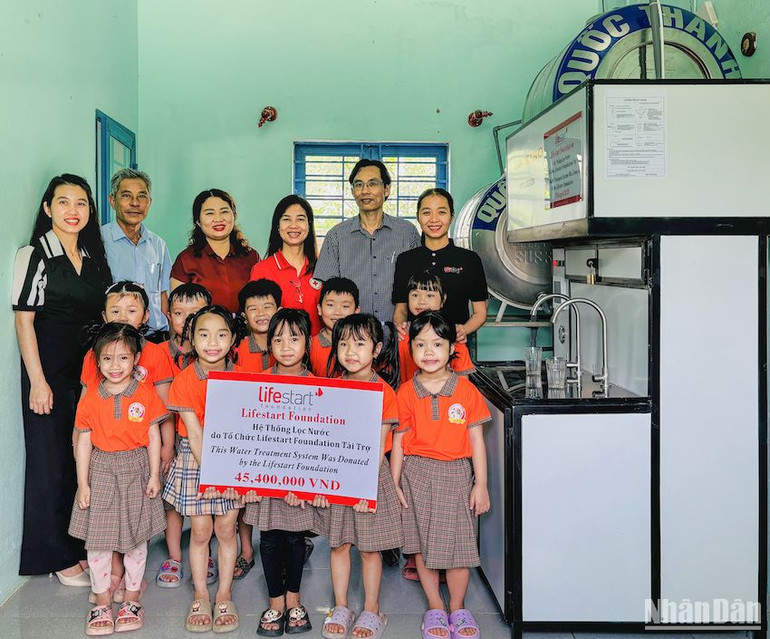 Thầy và trò Trường mẫu giáo Quế An (huyện Quế Sơn) đón nhận số tiền do tổ chức Lifestart Foundation hỗ trợ lắp đặt hệ thống lọc nước uống cho Nhà trường.