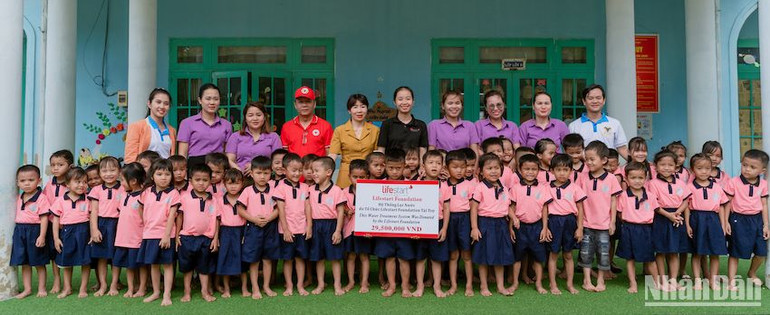 Trường mẫu giáo liên xã Chánh Công - Điểm Phước Công (xã Phước Công, huyện Phước Sơn) phấn khởi đón nhận số tiền hỗ trợ từ tổ chức Lifestart Foundation.