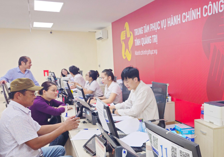 Người dân vui mừng trước thái độ phục vụ của cán bộ ở Trung tâm phục vụ hành chính công Quảng Trị. (Ảnh: LÂM QUANG HUY)