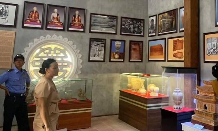 Gần 200 hiện vật, tư liệu, hình ảnh được nghiên cứu lựa chọn trưng bày tại Lễ hội mùa thu Côn Sơn-Kiếp Bạc. Gần 200 hiện vật, tư liệu, hình ảnh được nghiên cứu lựa chọn trưng bày tại Lễ hội mùa thu Côn Sơn-Kiếp Bạc.