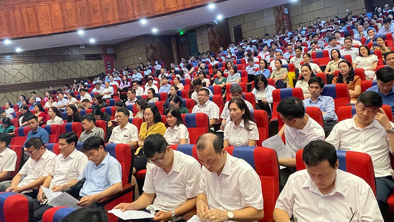 Các đại biểu dự hội nghị tiếp xúc, đối thoại.