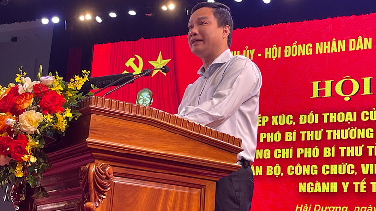 Chủ tịch Ủy ban nhân dân tỉnh Hải Dương Triệu Thế Hùng tiếp xúc với cán bộ, nhân viên ngành y tế.