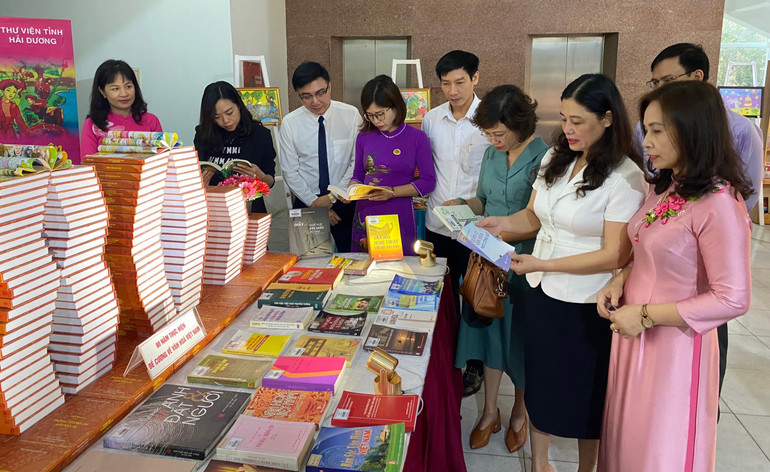 Góc trưng bày 80 năm “Đề cương về văn hóa Việt Nam”.