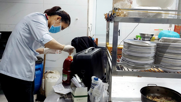 Cán bộ Chi cục An toàn vệ sinh thực phẩm Hải Dương xét nghiệm mẫu thực phẩm và đồ uống có cồn.