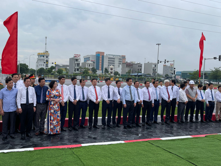 Lãnh đạo tỉnh và lãnh đạo thành phố Hải Dương dự Lễ gắn biển đại lộ Võ Văn Kiệt.