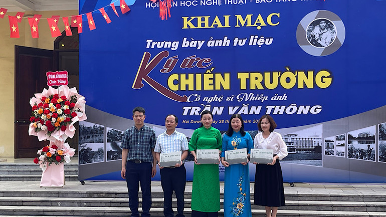 Đại diện gia đình cố nghệ sỹ nhiếp ảnh Trần Văn Thông trao tặng một số cơ sở văn hóa, trường học tập ảnh tư liệu "ký ức chiến trường".