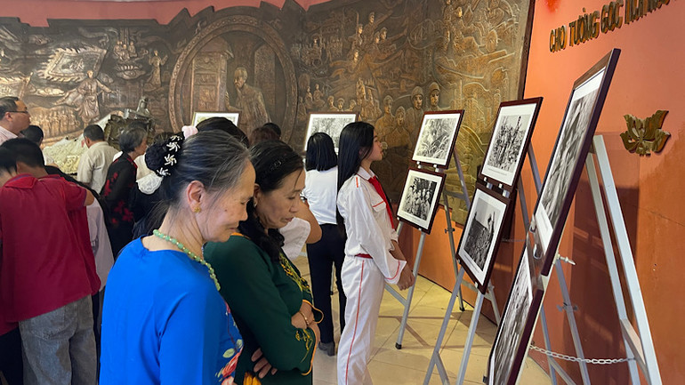 Đông đảo người dân Hải Dương tới xem bộ ảnh tư liệu về chiến trường xưa.