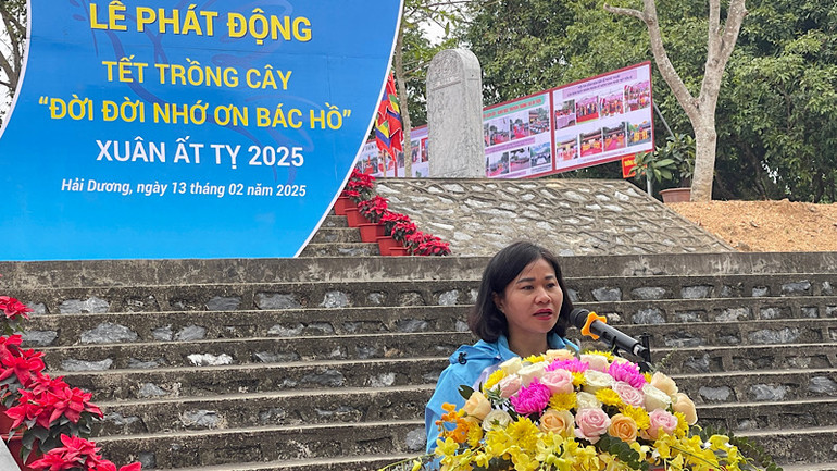 Đồng chí Nguyễn Thị Tuyến, Ủy viên Trung ương Đảng, Chủ tịch Hội Liên hiệp Phụ nữ Việt Nam phát động "Tết trồng cây đời đời nhớ ơn Bác Hồ" tại đền thờ Nguyễn Thị Duệ.