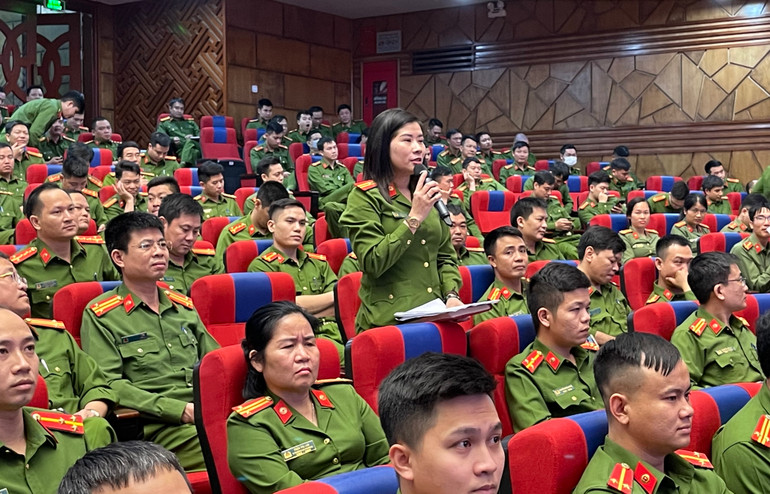 Phó trưởng công an phường Tân Bình, thành phố Hải Dương phát biểu tại Hội nghị.