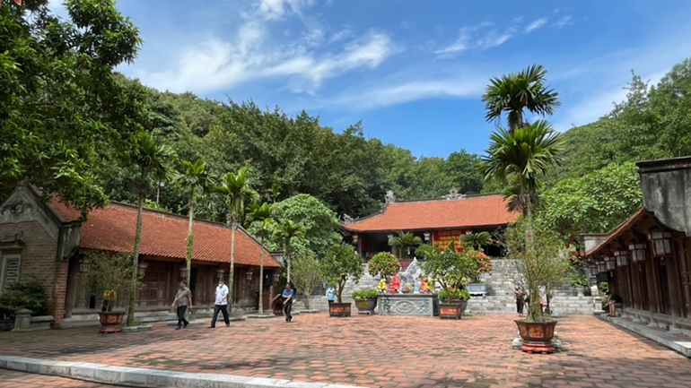 Đền thờ Nguyễn Trãi ở khu di tích Côn Sơn.