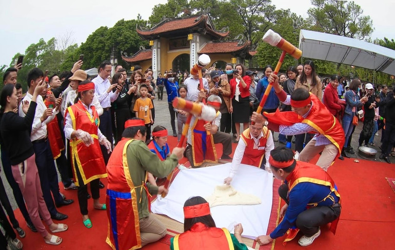 Thi giã bánh dày tại lễ hội.