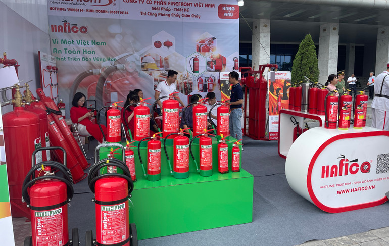 Một gian hàng trưng bày thiết bị chữa cháy tại hội thi.