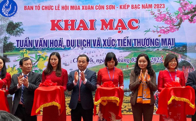 Lãnh đạo tỉnh Hải Dương cắt băng khai mạc Tuần lễ văn hóa, du lịch và xúc tiến thương mại.