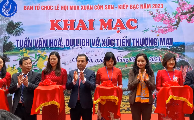 Lãnh đạo tỉnh Hải Dương cắt băng khai mạc Tuần lễ văn hóa, du lịch và xúc tiến thương mại.