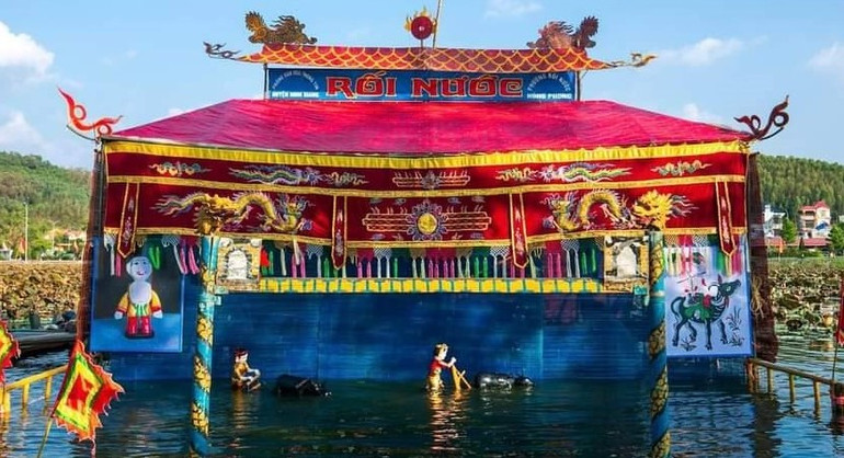 Biểu diễn rối nước tại Lễ hội mùa thu Côn Sơn-Kiếp Bạc.